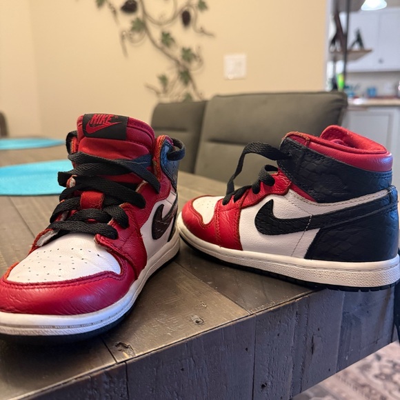 🏆 Boys Jordan 1
Retro High Sneakers - Size 10C - Picture 6 of 11